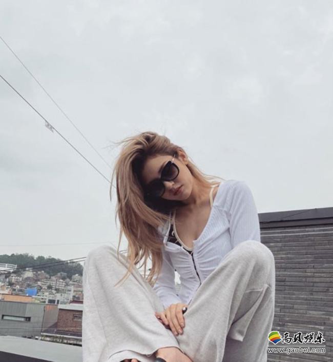 全昭彌(Somi)近日留言“My fav place lately”發布近照，吸引粉絲目光