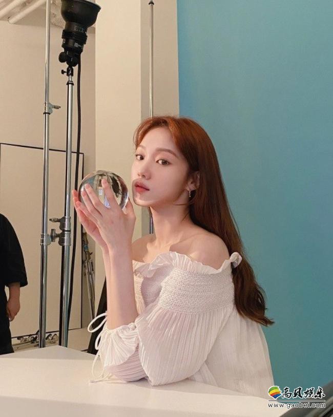 李圣經近日在SNS發布近照，以其出眾“仙女范”美貌吸引廣大粉絲的目光