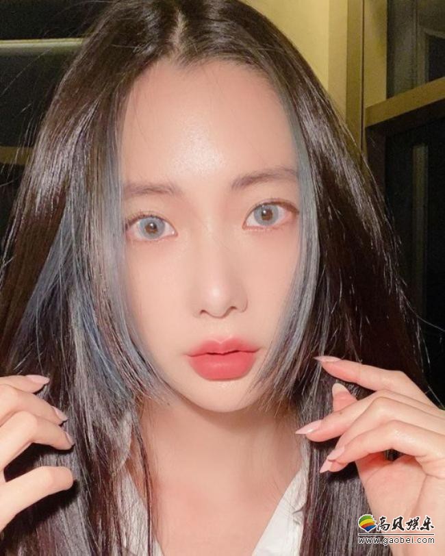 李成敏(Clara)近日發布一組近照，秀出其出眾美貌，吸引廣大粉絲們的目光