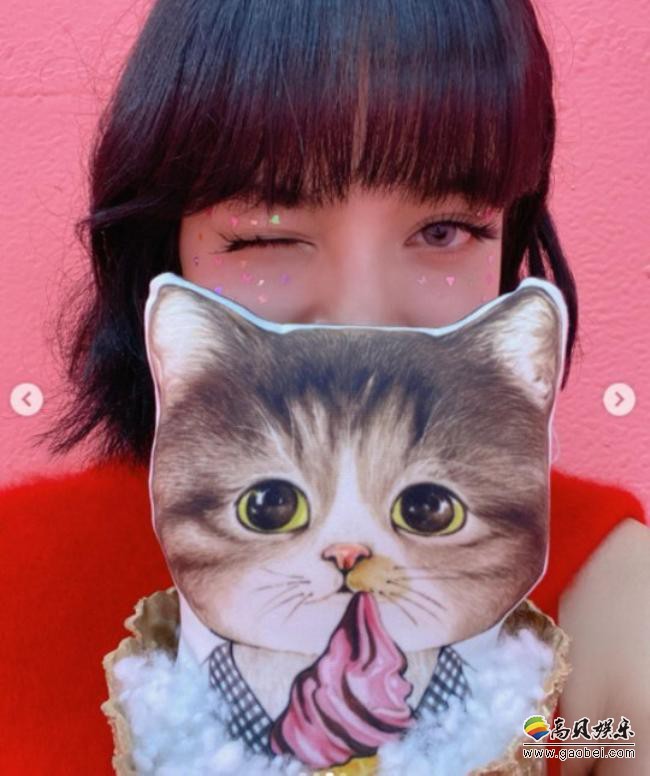 BLACKPINK成員LISA在SNS發布一組近照，時尚碎鉆妝吸引廣大粉絲目光