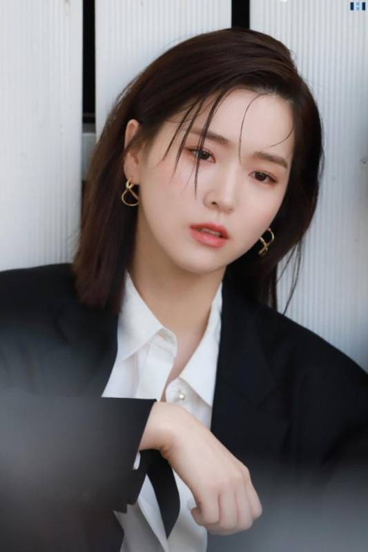 金智恩近日發(fā)布一組時(shí)裝寫真，展示成熟優(yōu)雅女性魅力，吸引廣大粉絲目光