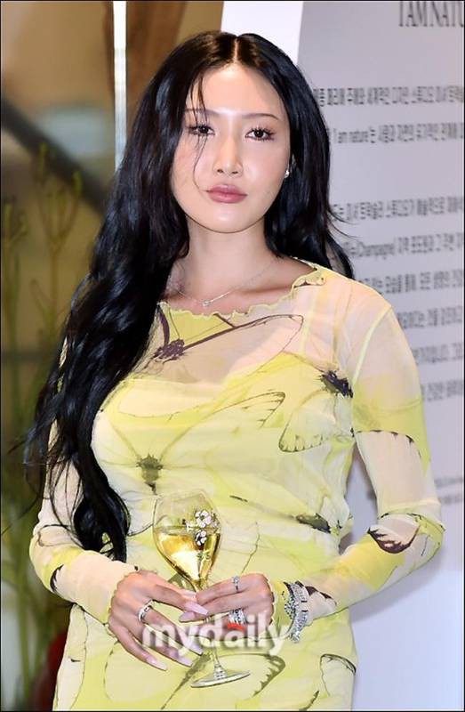 MAMAMOO華莎首爾出席某品牌舉行宣傳活動，身著緊身裙盡顯性感魅力