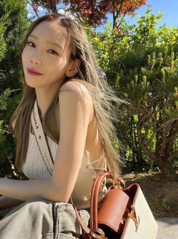 少女時(shí)代泰妍近日發(fā)布一組近照，展現(xiàn)完美比例身材，吸引廣大粉絲的目光