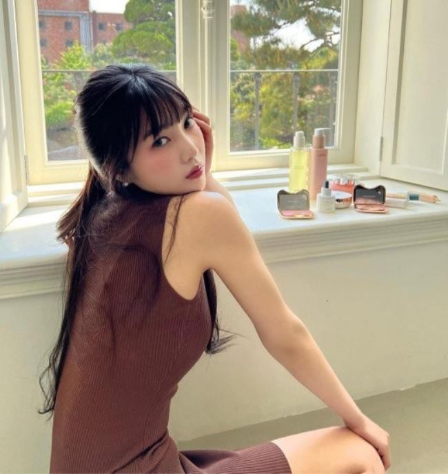 Joy近日發布拍攝化妝品廣告現場照，區別以往清純風格，盡顯嫵媚女人味