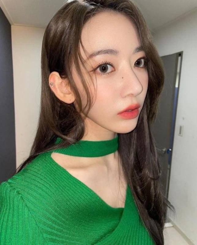 宮脅咲良近日在社交網站發布一組近照，憑借其出眾美貌吸引廣大粉絲目光