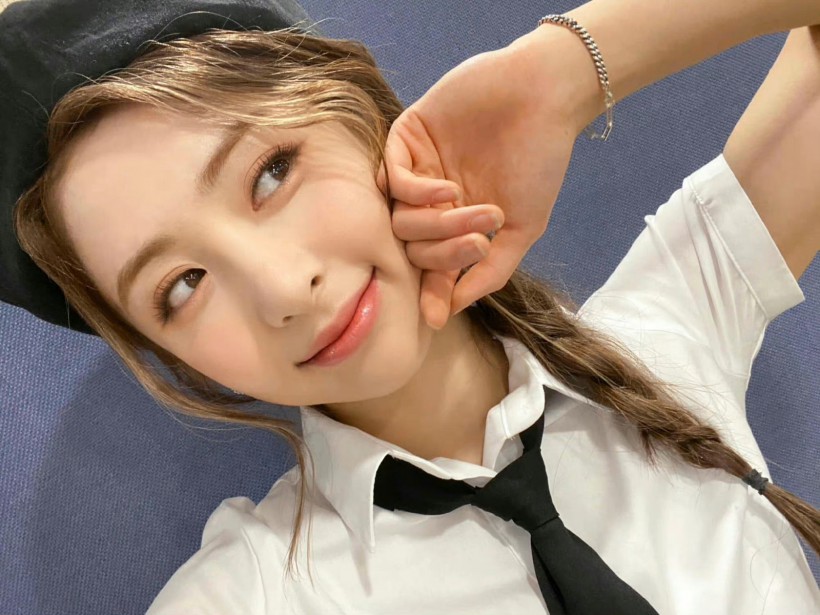 HUH YUNJIN許允真現為哪個新晉女團成員？怎樣直爽性格得到觀眾喜愛？