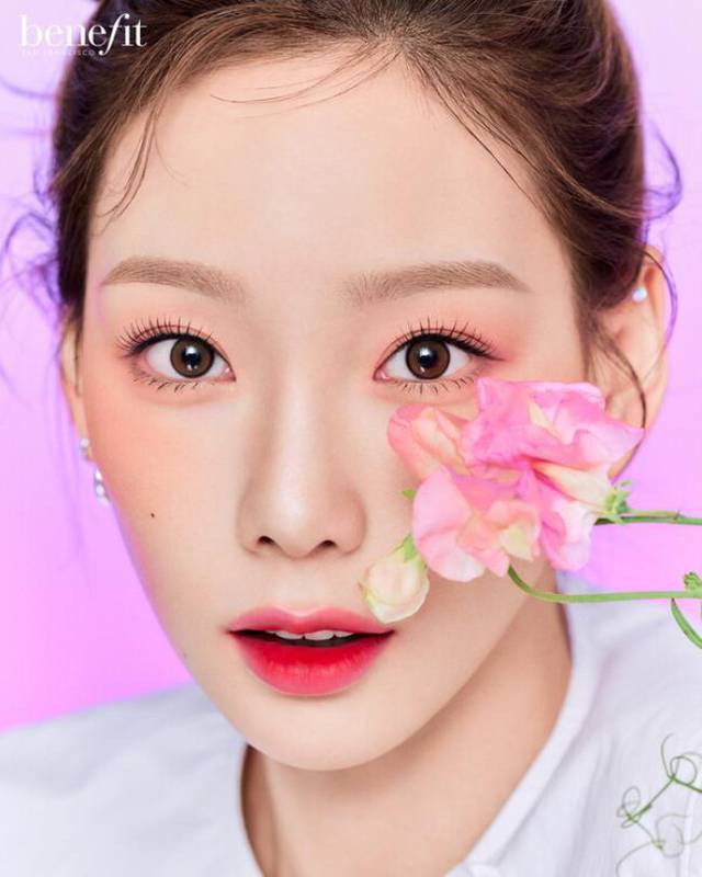 泰妍為代言美妝品牌拍攝最新宣傳照，恰到好處精致妝容襯托代言品牌美感