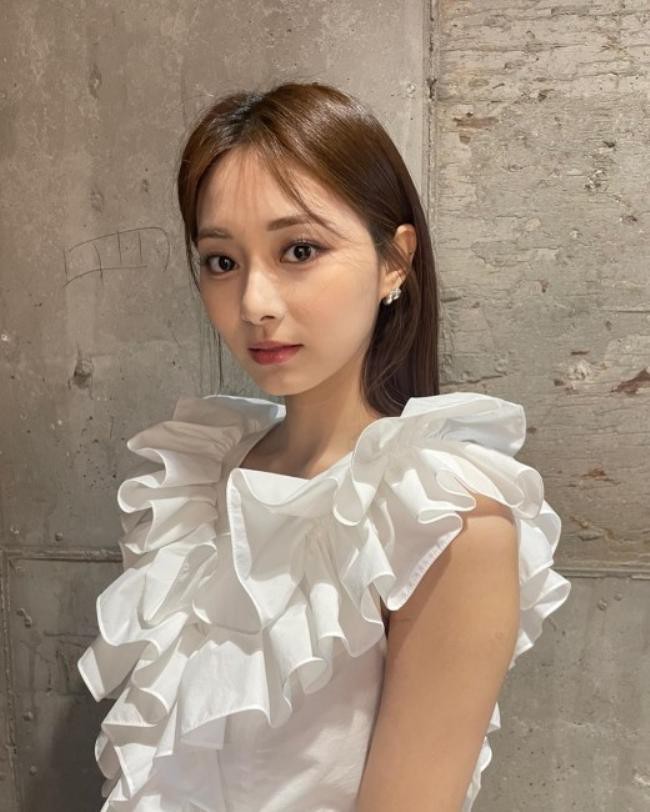 TWICE周子瑜近日發布一組近照，展示其優雅動人美貌，吸引廣大粉絲目光