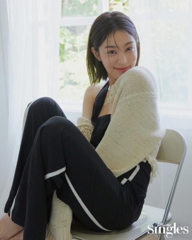 薛仁雅近日為某雜志最新一期拍攝夏裝寫真照，自身清新休閑風格恰到好處