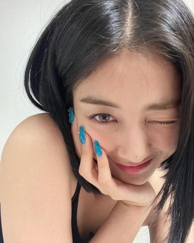 TWICE成員樸志效近日在SNS發布近照，大秀其出眾美貌吸引粉絲們的目光