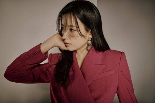 韓孝周為代言女裝休閑品牌拍攝最新宣傳照，職場知性女神氣場畫面感十足