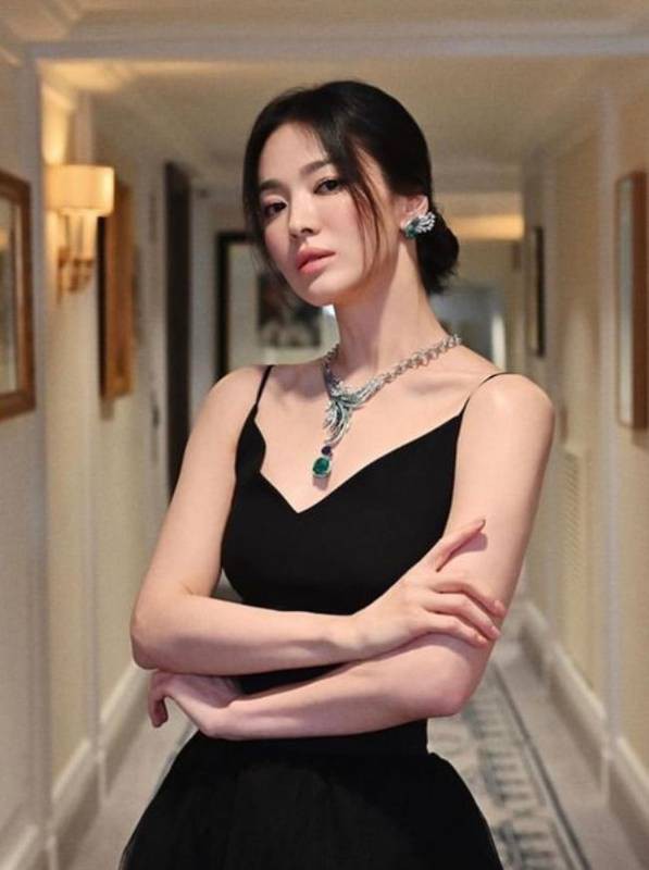 宋慧喬近日發(fā)布巴黎拍攝的寫真，展示其優(yōu)雅迷人魅力而吸引廣大粉絲目光