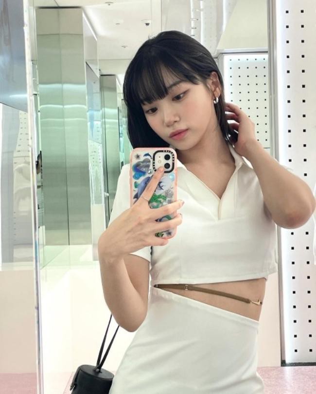 金采源近日在SNS發布一組近照，展示其美貌和身材，吸引了廣大粉絲目光