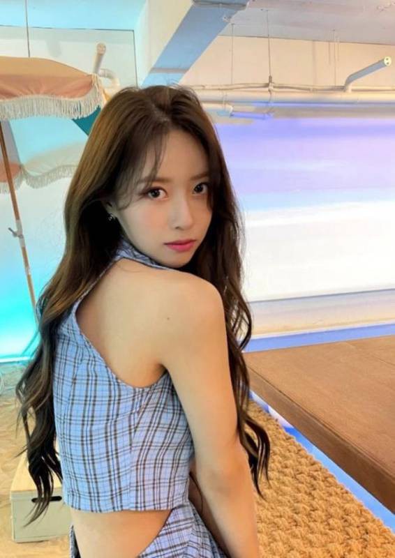 李美珠近日在SNS發布一組新拍近照，展示其纖細蠻腰吸引廣大粉絲的目光