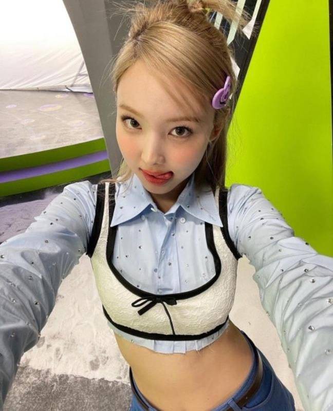 TWICE成員娜璉近日發布一組近照，展示其可愛迷人魅力，吸引粉絲們目光