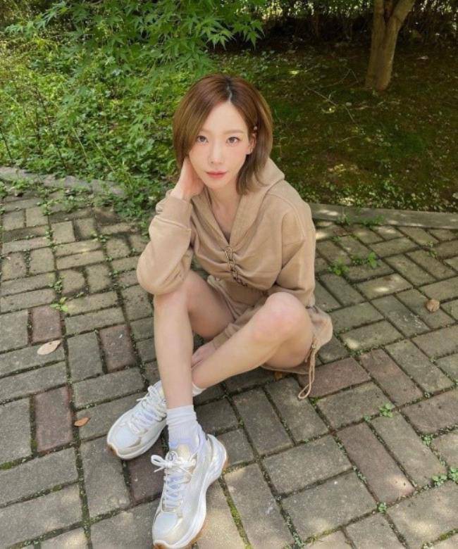 少女時代成員泰妍近日發布一組近照，久違的展示其動人美貌以及修長美腿