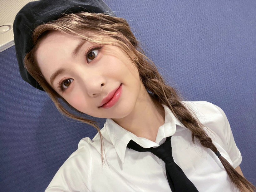 Yunjin Huh許允真隸屬哪個女團成員？她搭配表情散發出怎樣可愛和性感？