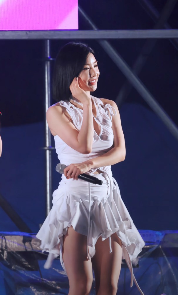這是YUNA李裕那哪一場的雨中演出？憑借撩人眼神吸引現場飯拍？