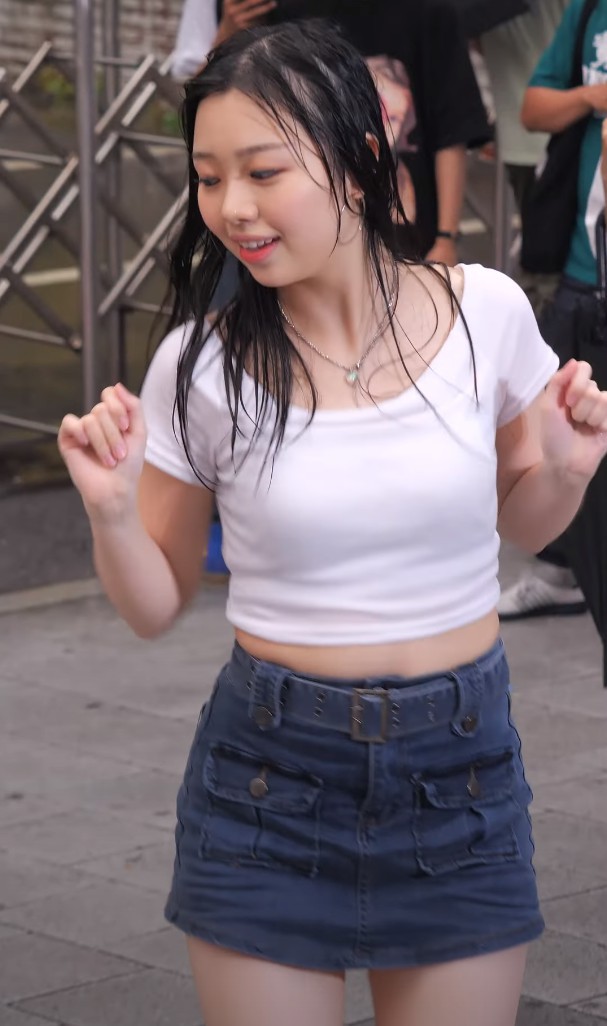 這是DaSom多順哪天的街頭直拍？她與什么舞團成員暴雨中傾情表演？
