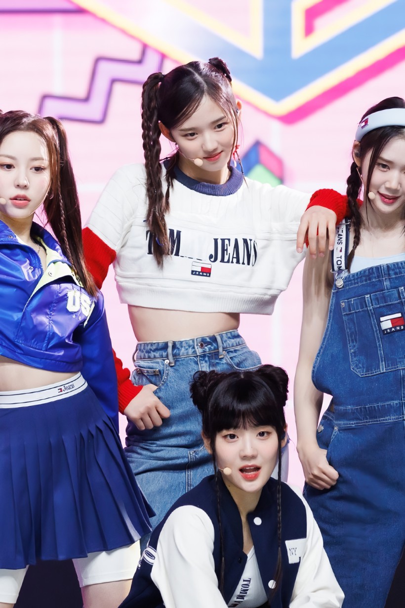 tripleS是何時推出的超大型女子音樂組合？由哪位著名制作人打造？