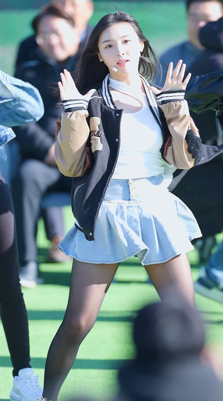 這是JIEUN簡智恩參與哪場足球季后賽飯拍？她是哪個美少女組合成員？