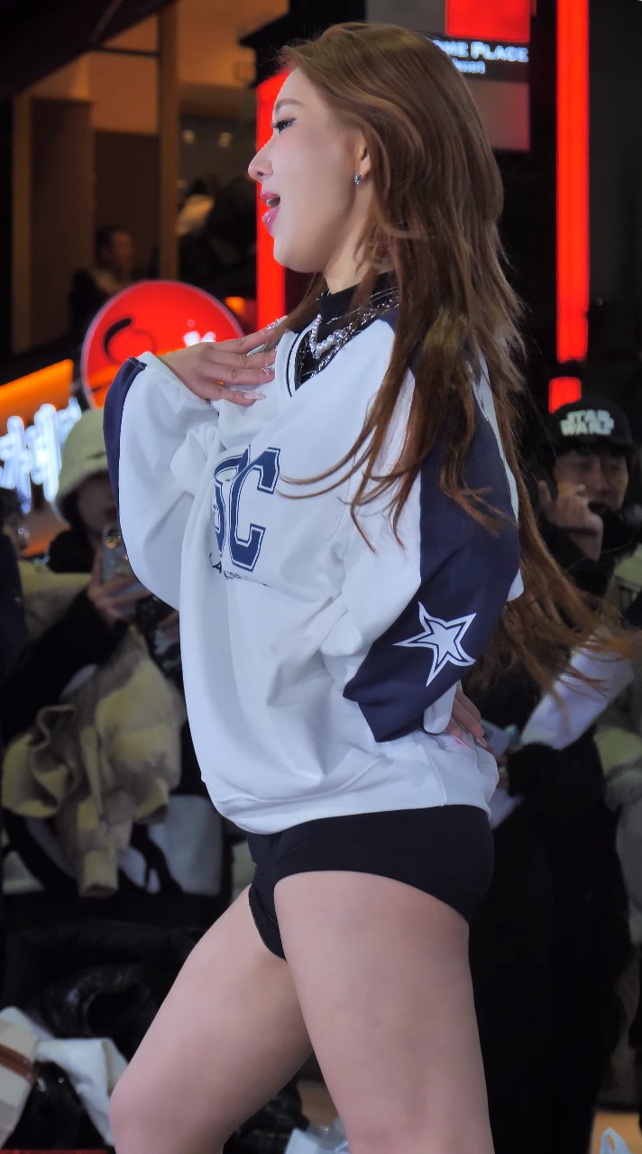 Blair Wang王一橋現(xiàn)身哪個(gè)女子舞團(tuán)夜晚街頭表演？翻跳哪首熱門歌曲？