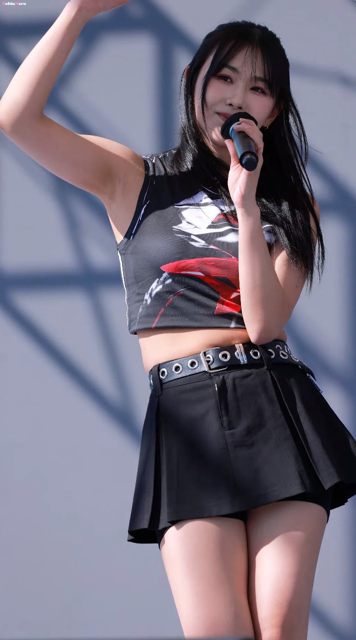 HyeJin慧珍與所屬哪個女團(tuán)匯演舞臺直拍？她以全身怎樣造型表演舞蹈？