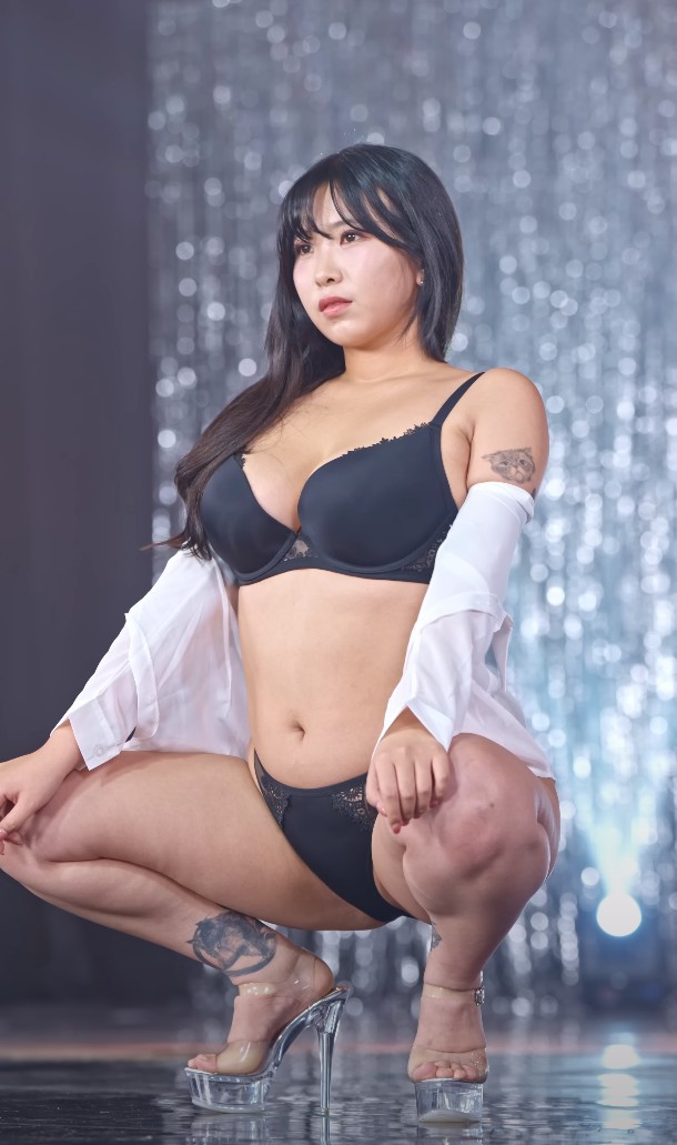 Yelllang葉蘭現身哪天UMC RUNWAY模特秀直拍？她擺出怎樣姿勢登場？