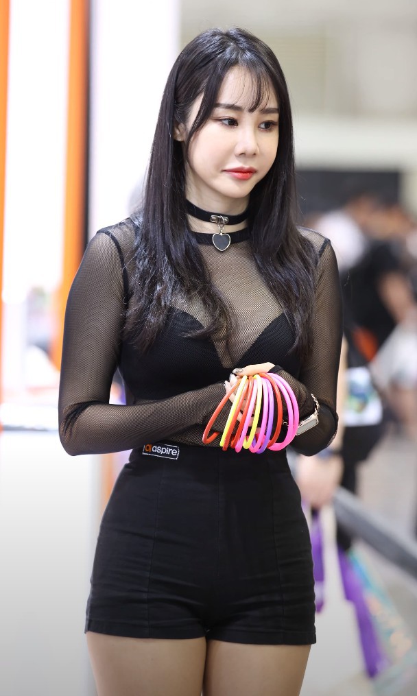 Kang Habin姜河彬現身哪年電子煙博覽會？全程什么姿態參與互動游戲？