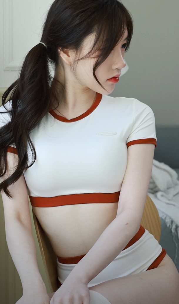 Seoahyoung徐雅英何種造型亮相攝影會？她以什么樣姿勢完成直拍任務？