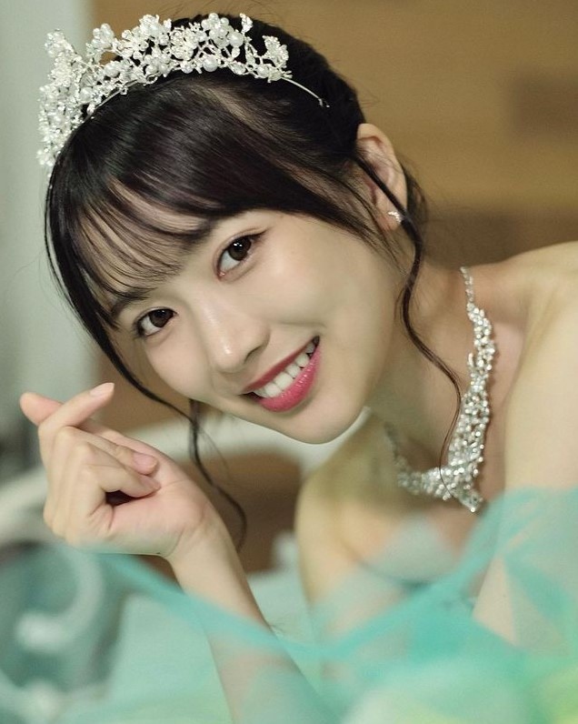 YOSHIZAWSA吉沢朱音是哪國女團成員？出道后拍攝哪類寫真迅速走紅？