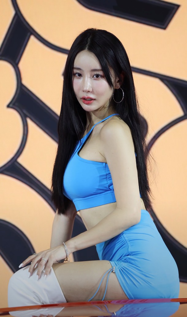 KIM MI JIN金美珍出席哪天汽車沙龍周？她當天以什么樣的方式開啟直拍？