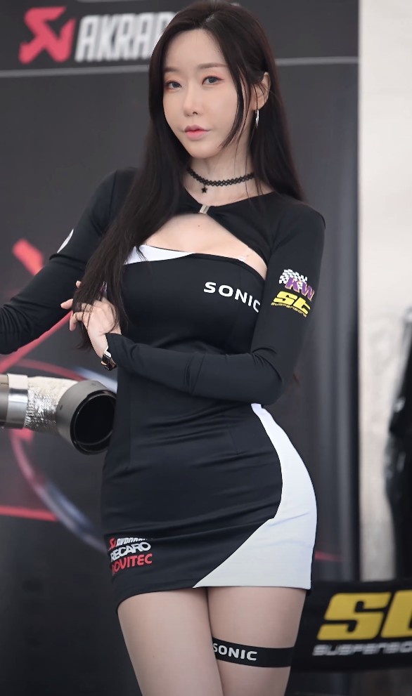 woo joo鄭宇珠亮相哪天賽車樂園戶外活動？她以怎樣站姿完成直拍過程？