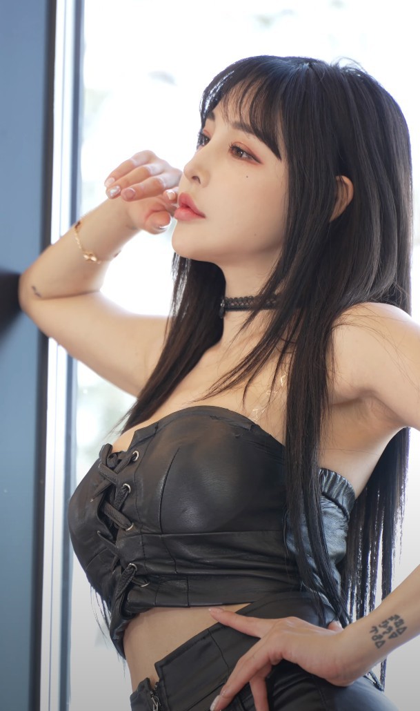 Jin Hajin金夏珍現(xiàn)身哪年模特節(jié)拍攝日？她以什么樣姿勢(shì)完成寫(xiě)真直拍？