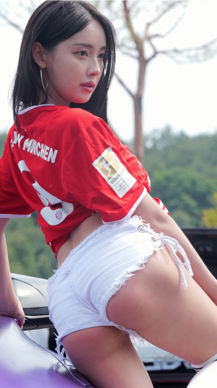 Ella艾拉參加哪天的全明星賽車大賞？她以何種姿態(tài)坐在引擎蓋擺出造型？