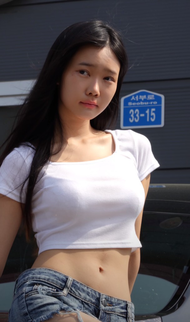EUNJIN恩真出席哪年戶外拍照環節？以什么模樣擺出抬腿姿態開啟直拍？