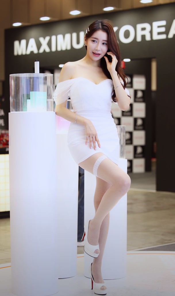 Min chaeyoon閔彩允出席哪年電子煙博覽會？全程以何種站姿完成拍攝？