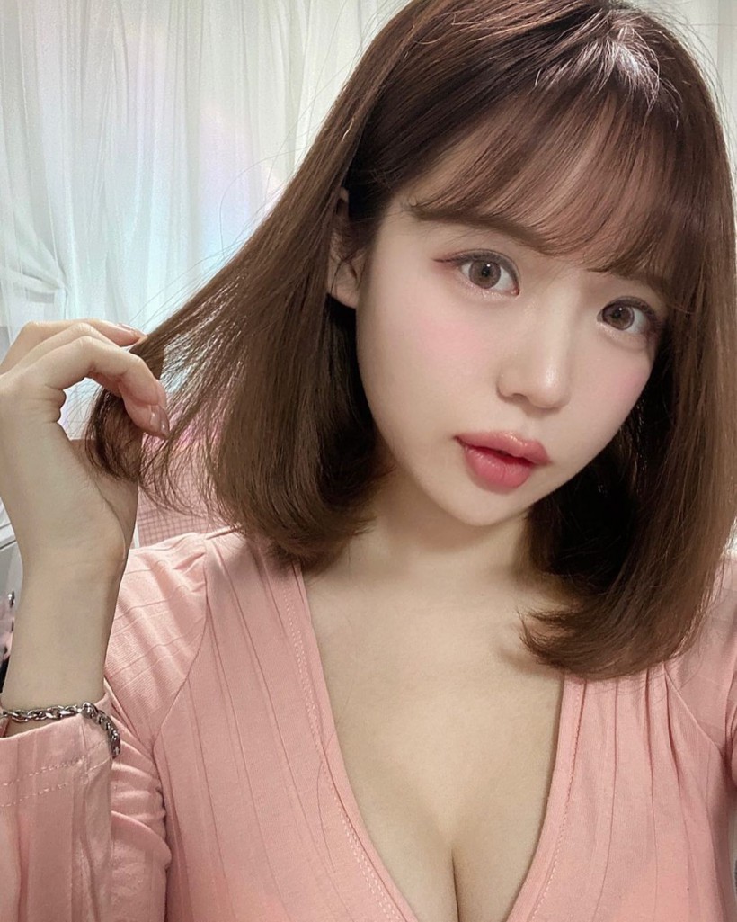 Mochi芝妍憑借怎樣的外形和火辣身材迅速走紅？她在目前從事哪種行業？